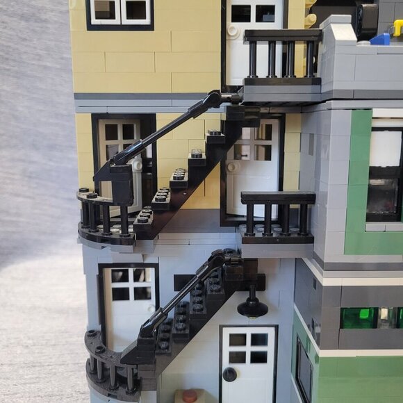 Lego Creator 10255 Assembly Square - Picture 10 of 14